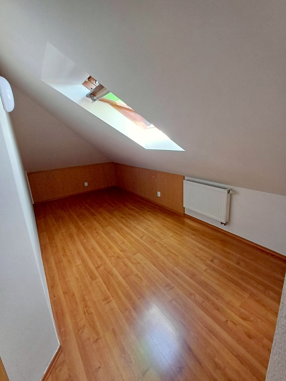 Pokoj se střešním oknem a plovoucí podlahou – mezonetový byt 3+kk, Beroun