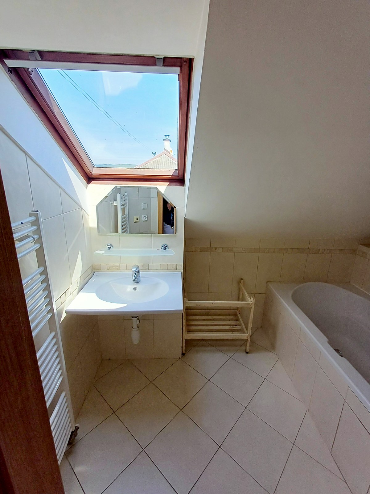 Koupelna s vanou – mezonetový byt 3+kk, Beroun
