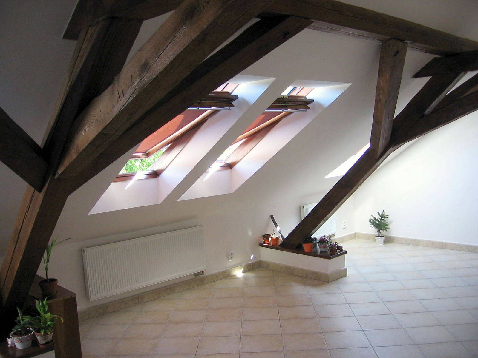 Podkrovní pokoj se střešními okny VELUX – mezonetový byt 3+kk, Beroun